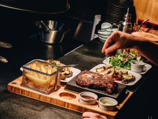 Co daje kamień wulkaniczny podczas grillowania?